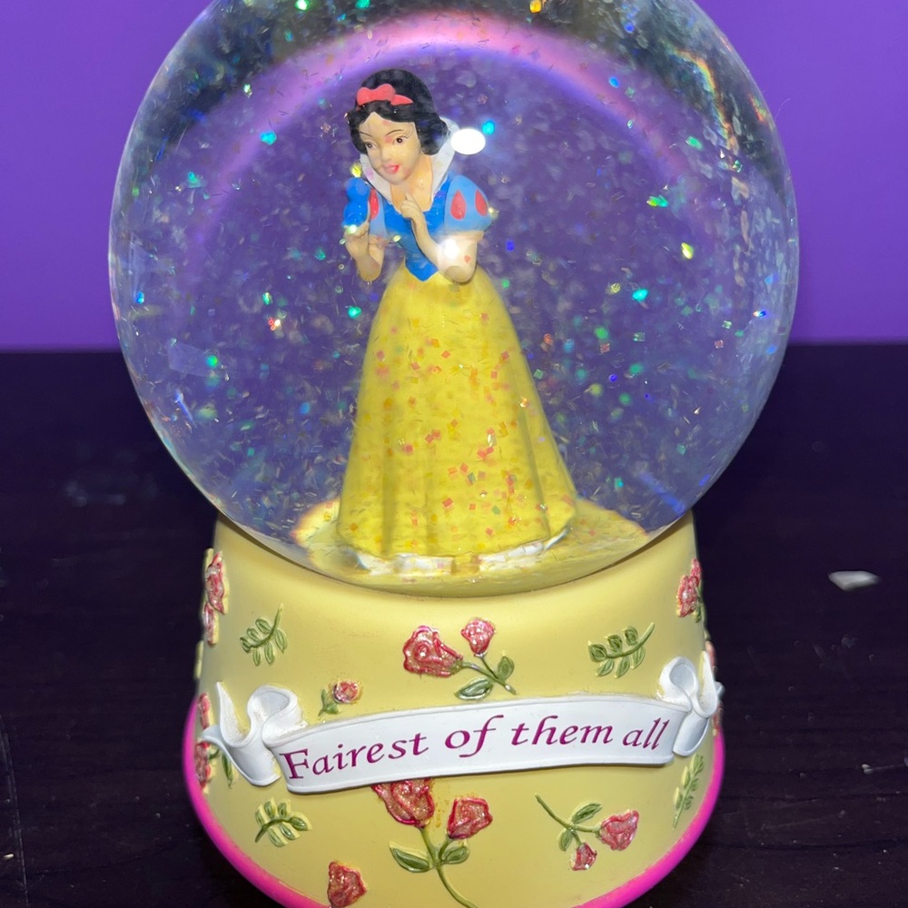 Disney Enesco Snow White “Fairest Of Them All”‎ Waltz Of The Flowers Snow Globe